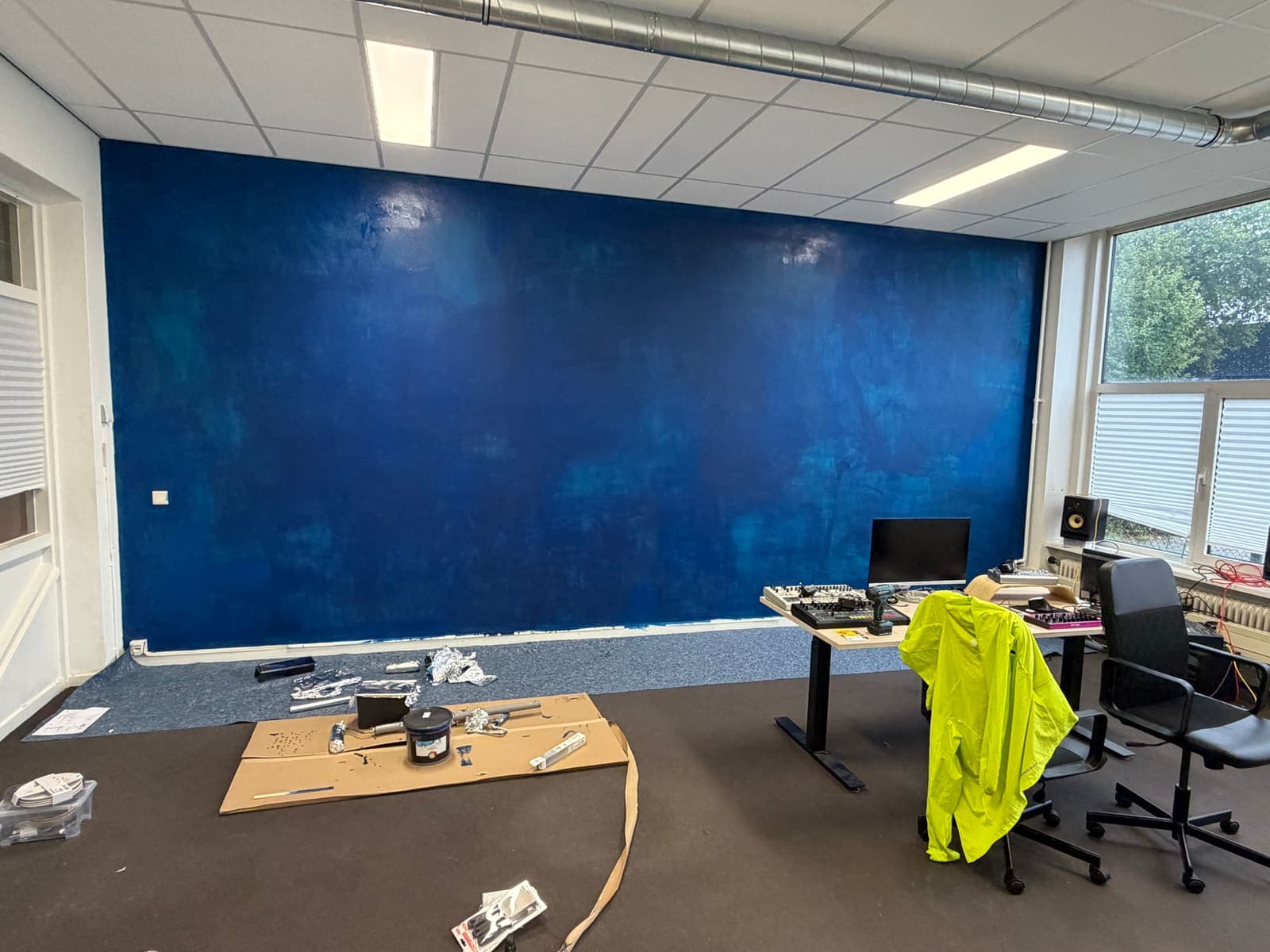 De diepblauwe muur in de studio