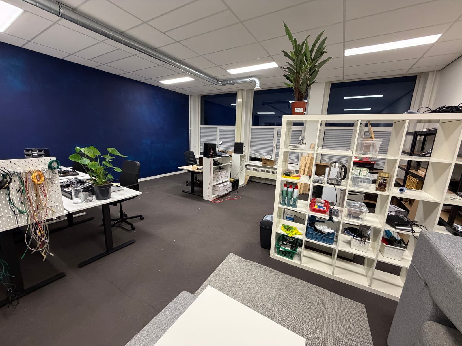 De studio wordt ingericht: werktafels, gereedschap en apparatuur