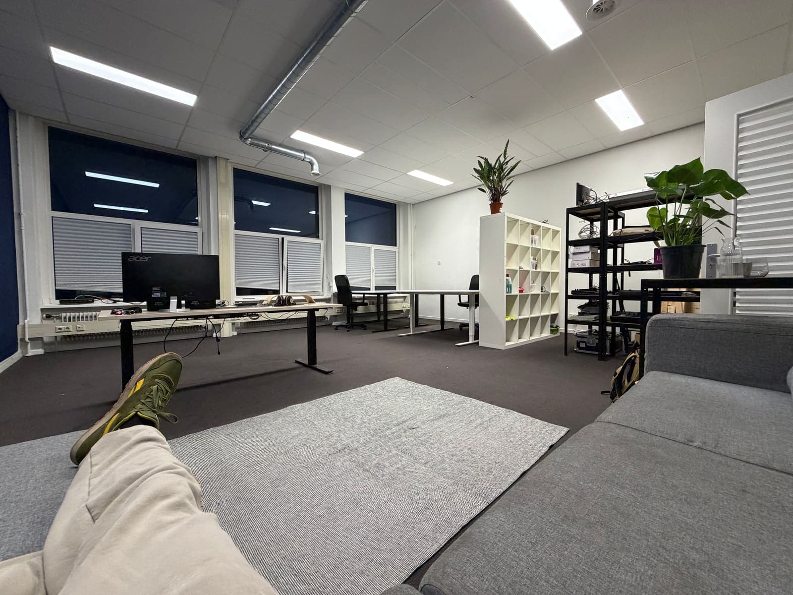 De loungehoek met bank en vloerkleed in de studio
