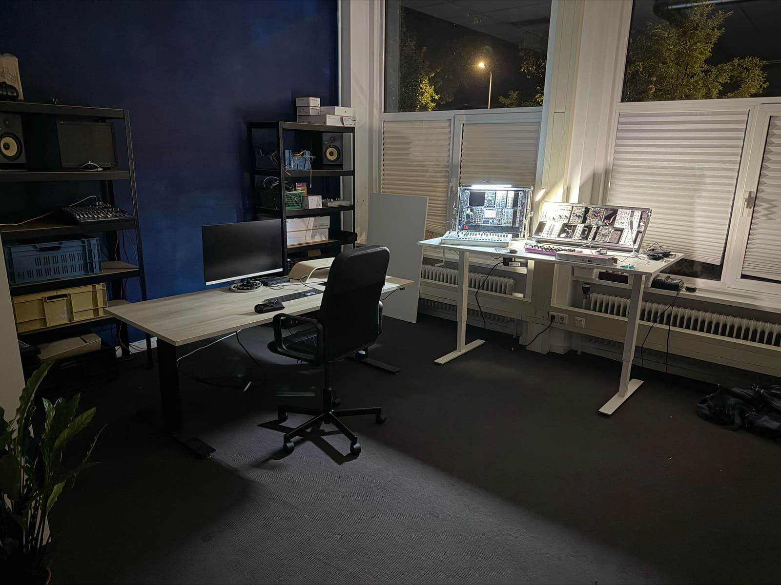 Modulaire synthesizers 's avonds verlicht bij het raam in de studio