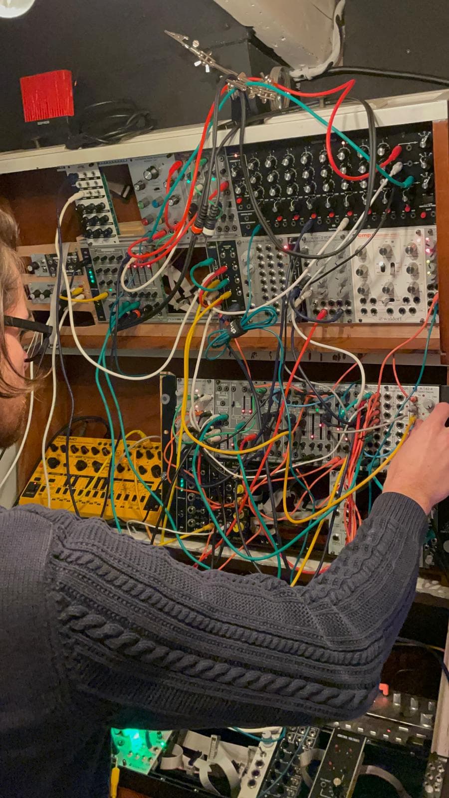 Tim patcht een modulaire synthesizer in de studio